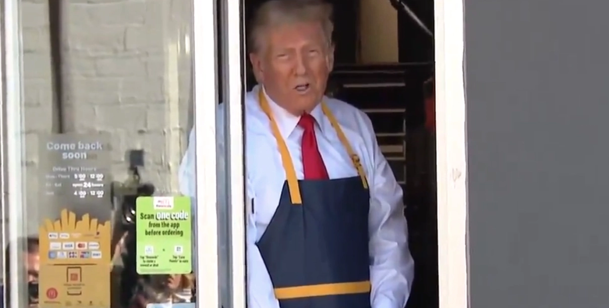 Trump jobbar på McDonald’s och håller presskonferens i drive-thru