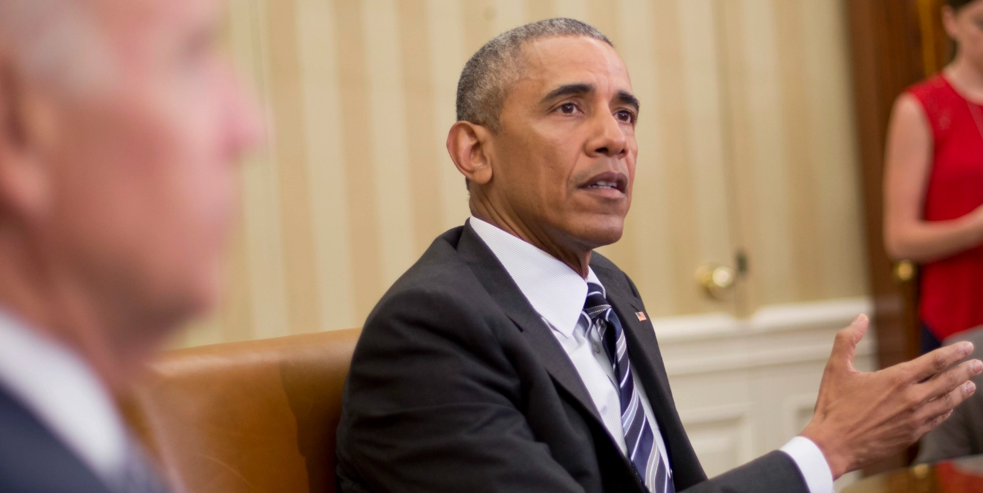Det hemliga samtalet mellan Obama och Bush – läppläsare avslöjar vad som verkligen sades