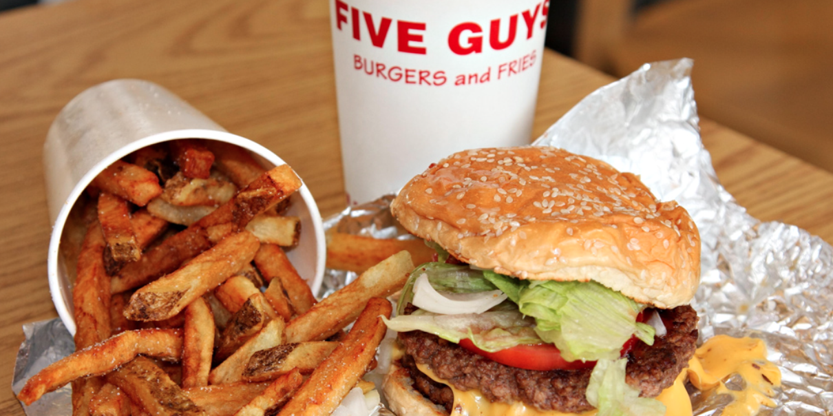 ”Konkurs inom ett år!” – hårda reaktioner efter Five Guys öppning