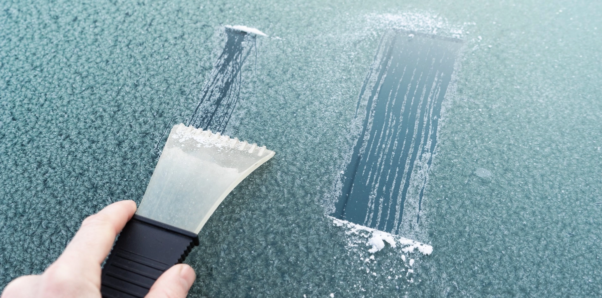 Aldrig mer skrapa bilen – hemmagjord lösning tar bort isen på sekunder