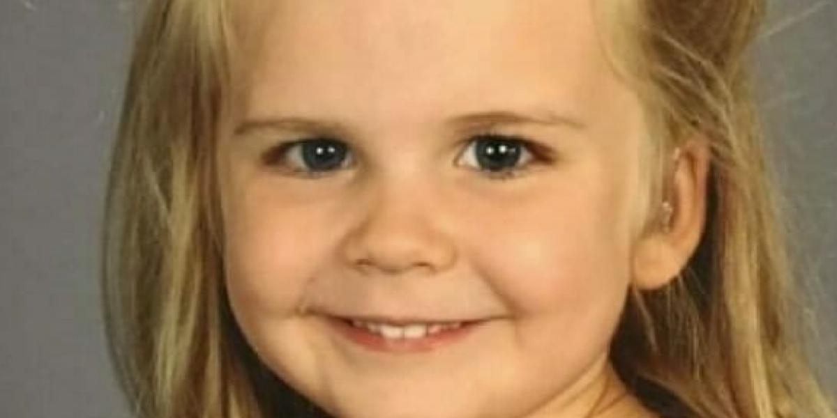 Pappa lät sin 3-åriga dotter välja kläder till skolfotot: Nu sprids bilden över hela världen