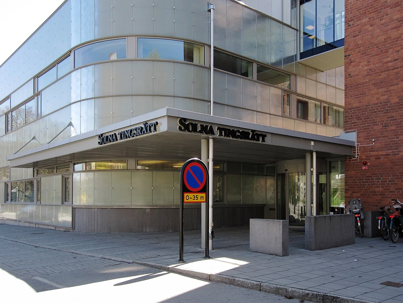 Socialtjänstman döms för grova våldtäkter och rån av prostituerade kvinnor