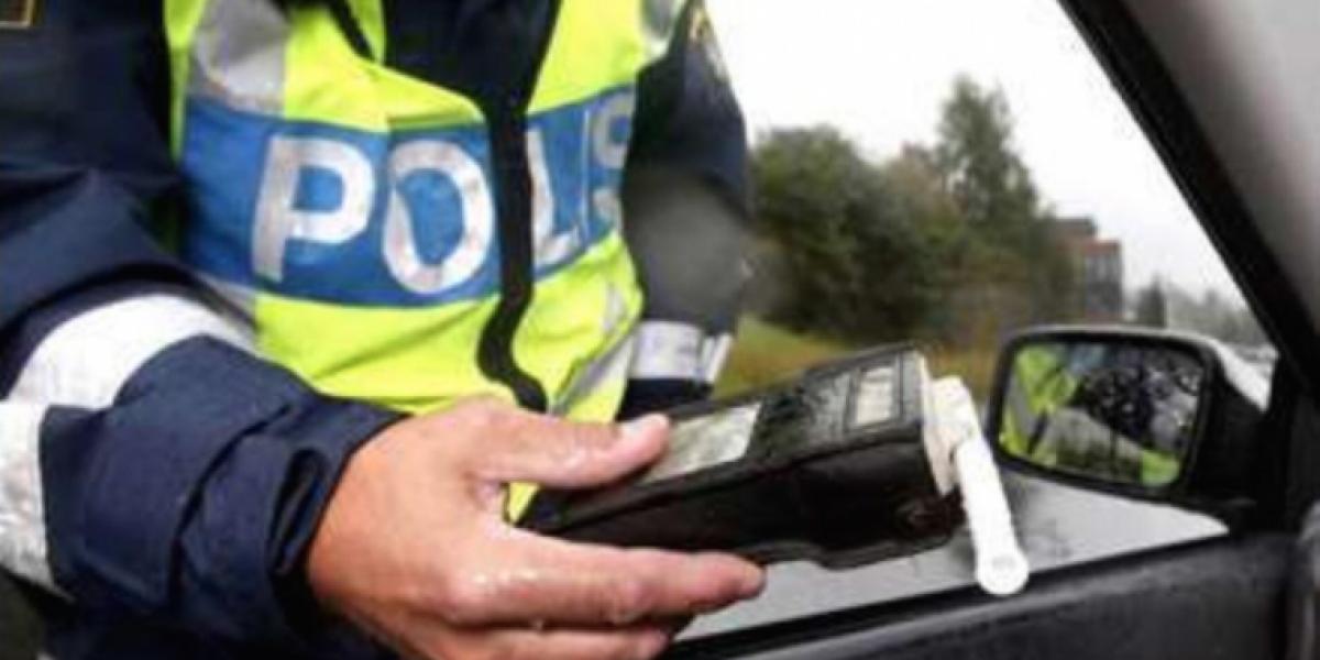 Fyra personer skadade när bil körde upp på trottoar vid Kungens kurva