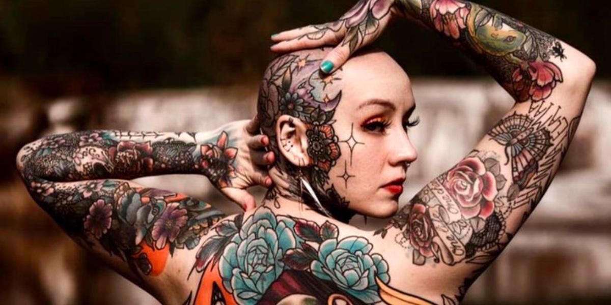 Sjuksköterska täckt med tatueringar från topp till tå visar hur hon såg ut tidigare