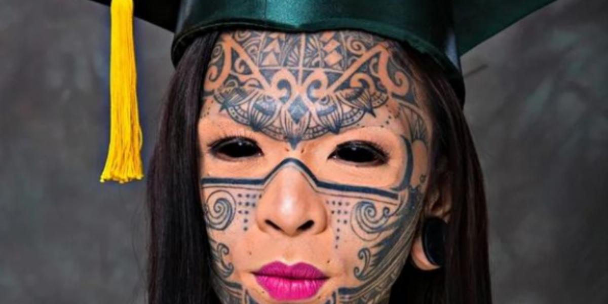 Har spenderat 175.000 kronor på tatueringar: Så såg hon ut innan sin förvandling