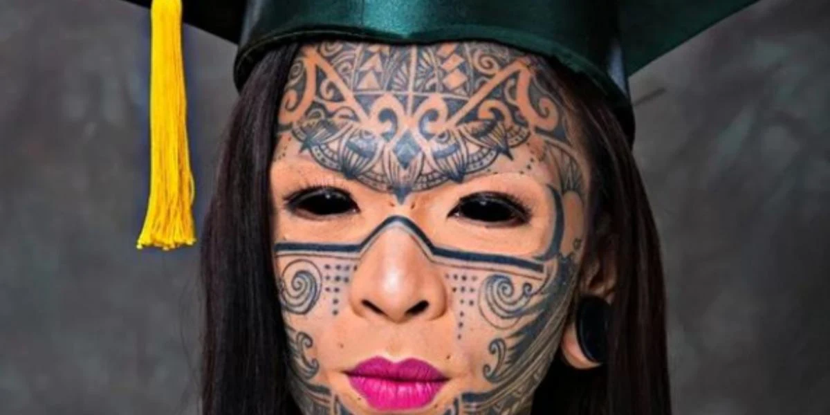 Har spenderat 175.000 kronor på tatueringar: Så såg hon ut innan sin förvandling