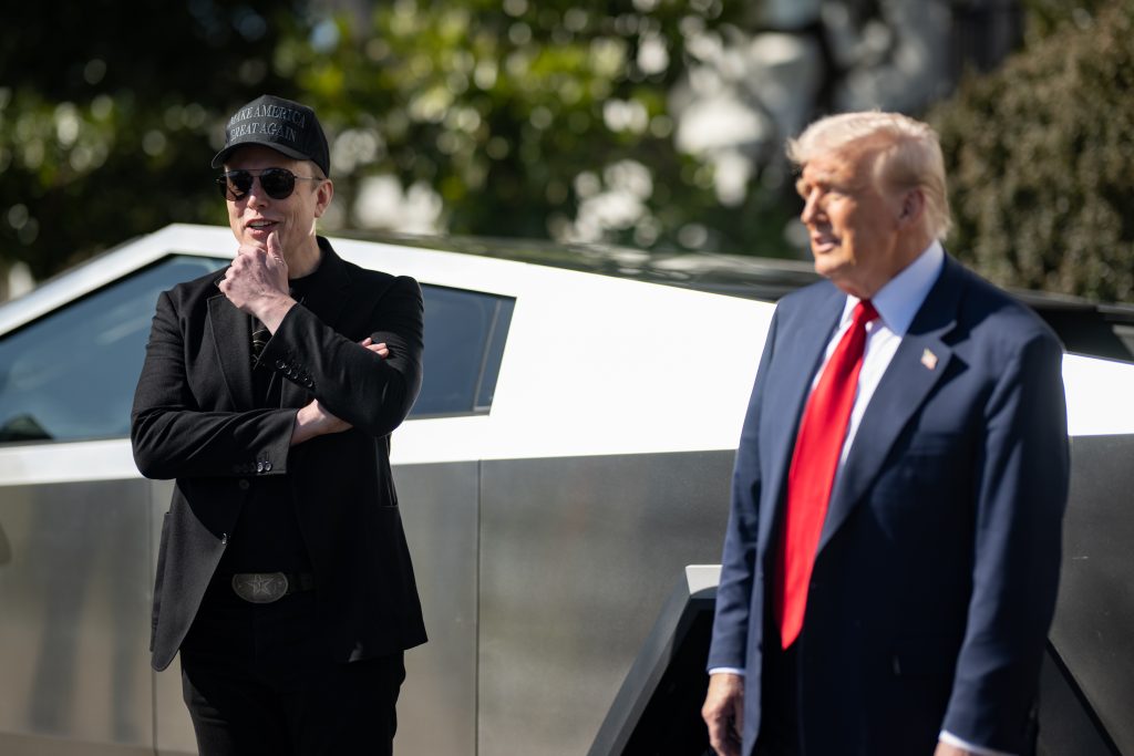 Trump och Musk i gemensam Tesla-reklam – möter hård kritik
