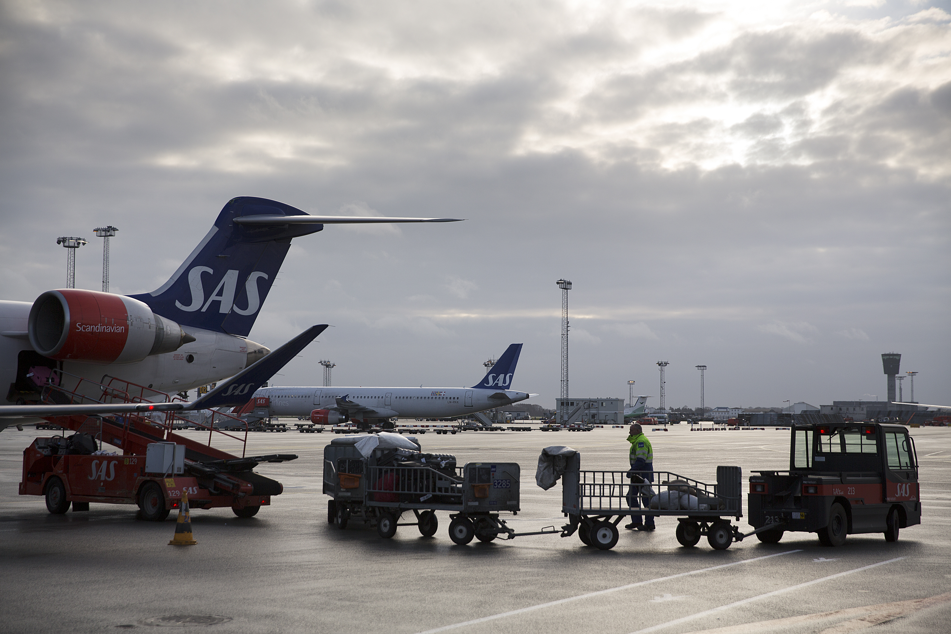 Hundratals svenskar strandade på semesterön – kritik mot SAS och Apollo