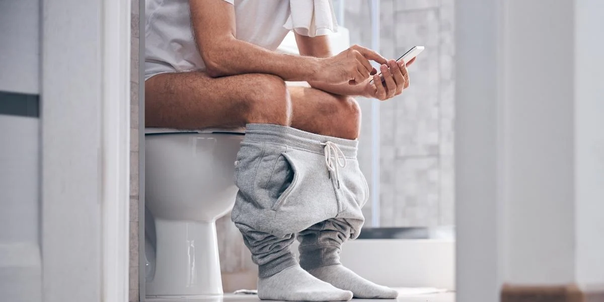Därför ska du sluta ta med mobilen på toaletten – kan skada din hälsa
