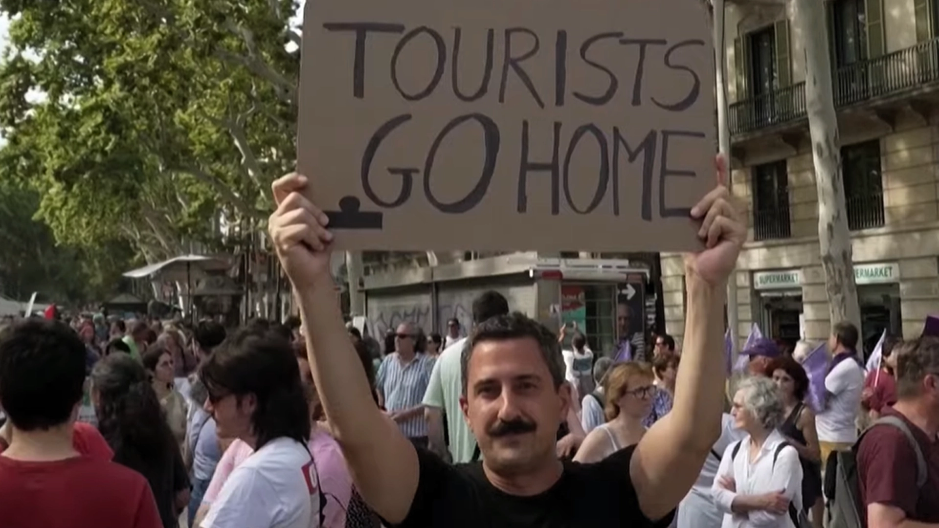Mallorca-bor ”ockuperar” strand i protest mot massturism