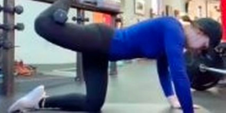 Filmar sig själv på gymmet: När hon ser videon upptäcker hon något chockerande