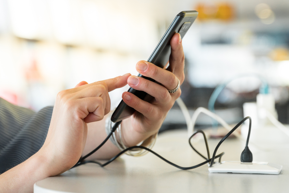 Varför du inte bör ladda mobilen under natten