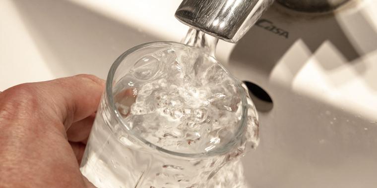 SVT’s granskning avslöjar: Hundratusentals dricker förorenat vatten