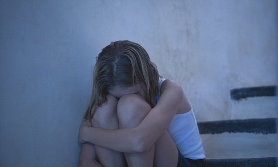 9-årig flicka bunden och våldtagen av mammans vänner