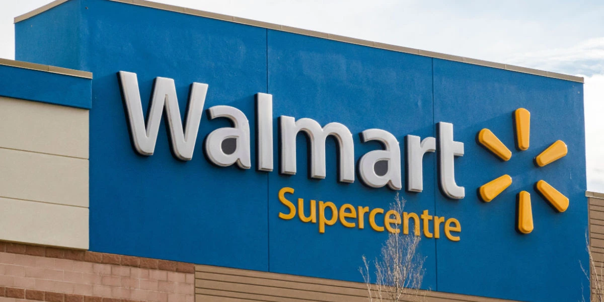 Supermarknadskund upptäcker dolt vulgärt meddelande på t-shirt – folk kan inte tro att den såldes i butiken